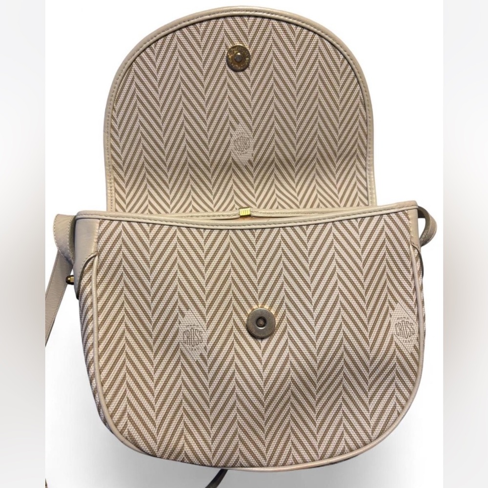 Vintage Chic Beige Crossbody Bag - Picture 5 of 7
